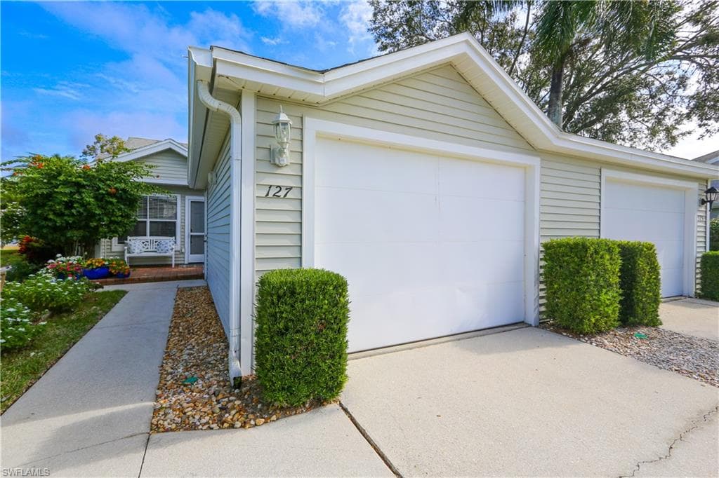 127 Bristol LN NAPLES, FL 34112