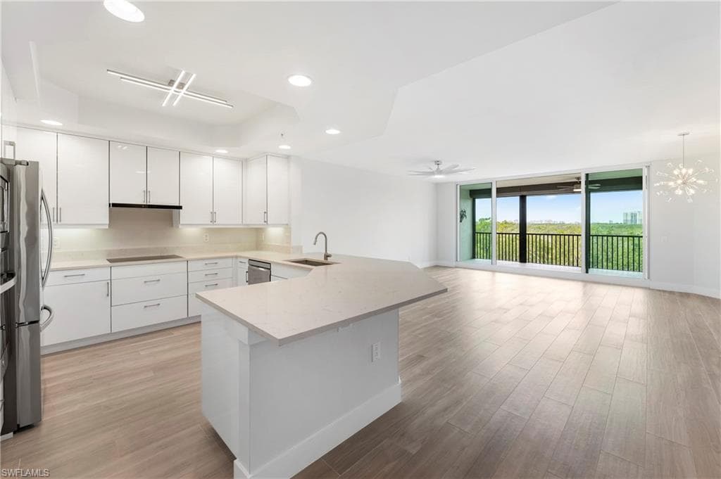 425 Cove Tower DR 403 NAPLES, FL 34110