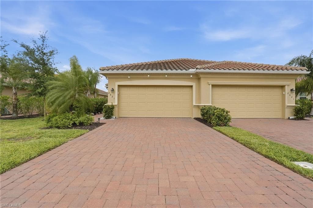 2621 Vine AVE NAPLES, FL 34120