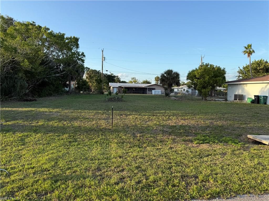 425 Monterey AVE CAPE CORAL, FL 33904