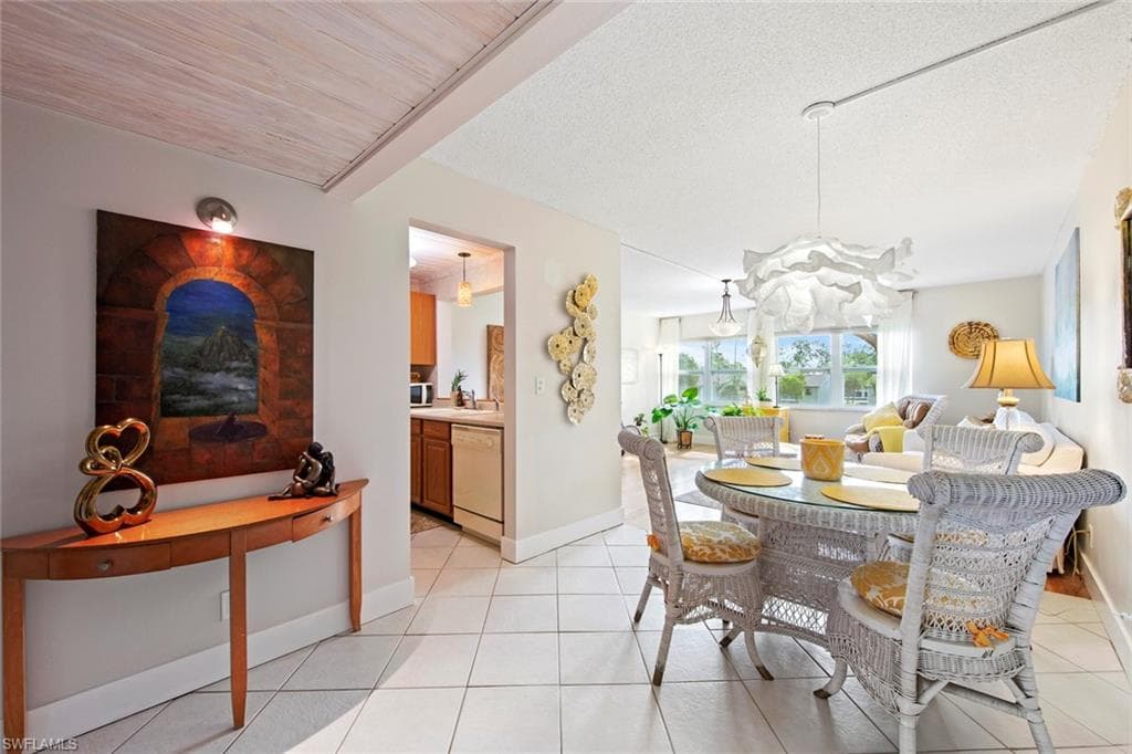1085 Forest Lakes DR 8305 NAPLES, FL 34105