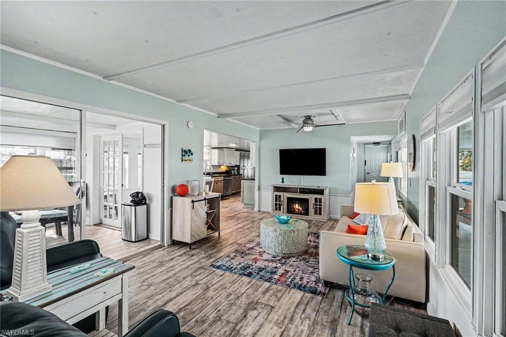 81 Sun CIR FORT MYERS, FL 33905