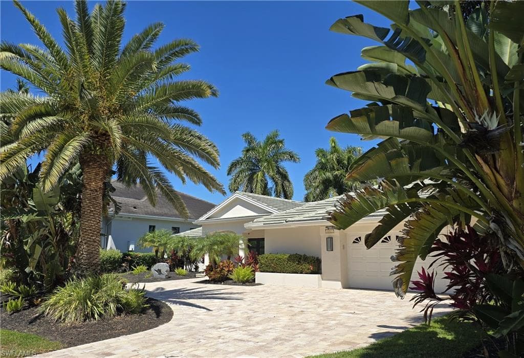557 Parkwood LN NAPLES, FL 34103
