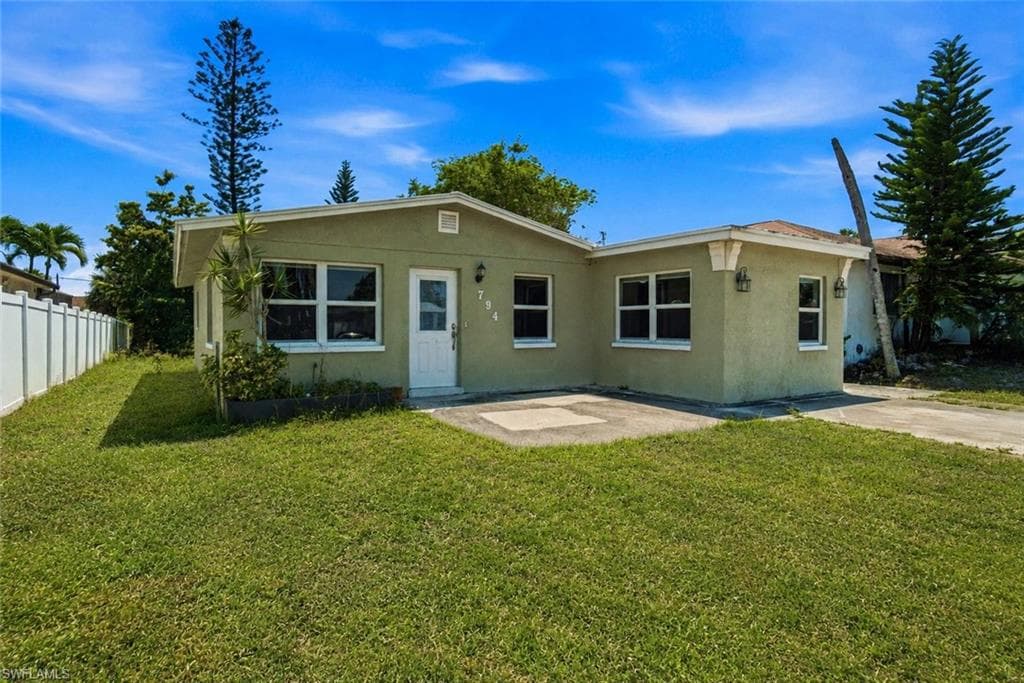 794 107th AVE N NAPLES, FL 34108