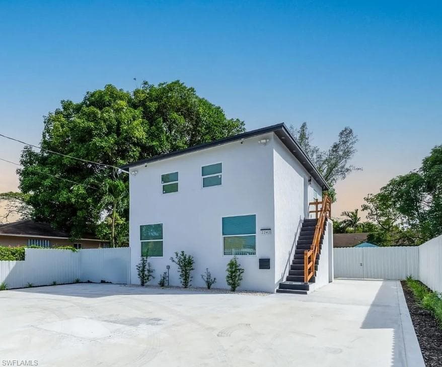 2242 NW 64th ST MIAMI, FL 33147
