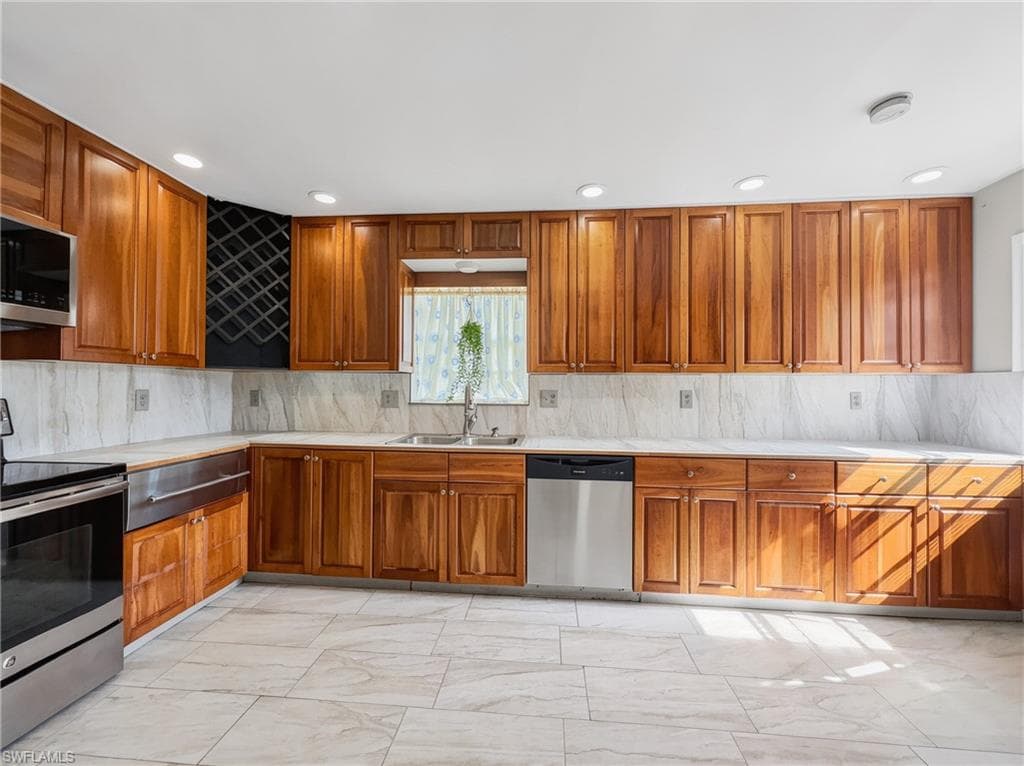 27673 Los Amigos LN BONITA SPRINGS, FL 34135