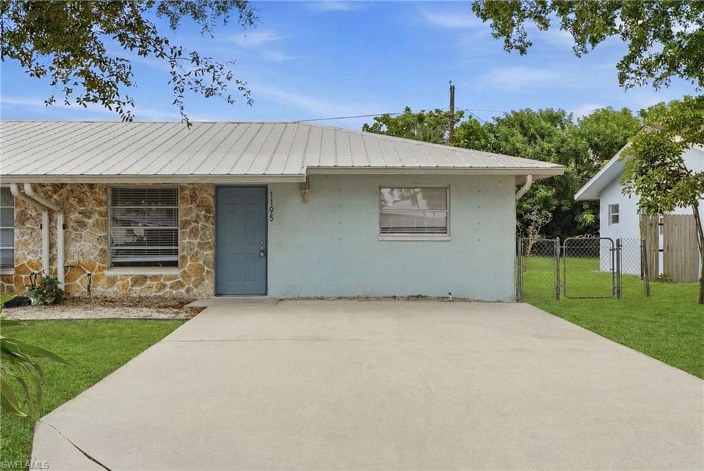 1195 Alhambra CIR NAPLES, FL 34103