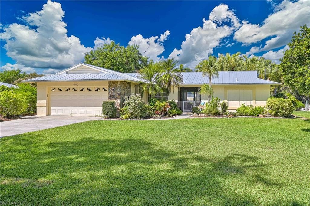 1910 Oak DR ALVA, FL 33920