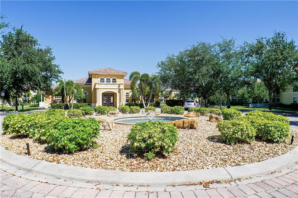 4113 residence DR 211 FORT MYERS, FL 33901
