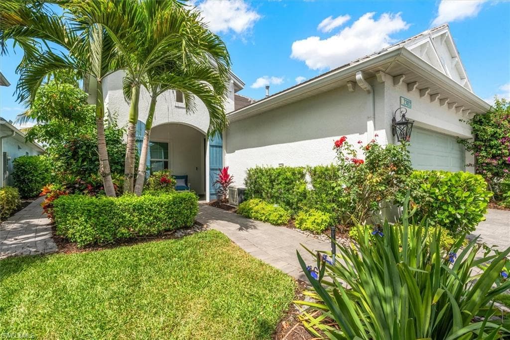 2302 Marquesa CIR NAPLES, FL 34112