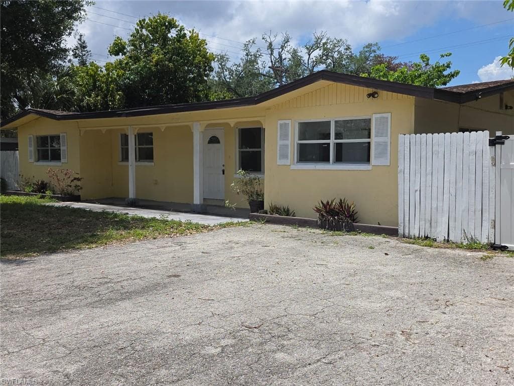 2103 Unity AVE FORT MYERS, FL 33901