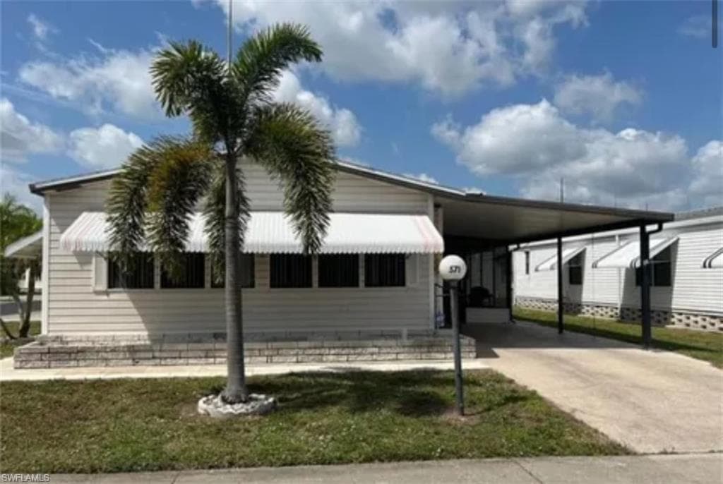 571 Sunrise LN NORTH FORT MYERS, FL 33903