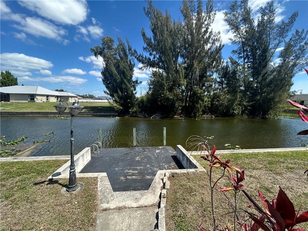 427 SE 16th ST CAPE CORAL, FL 33990