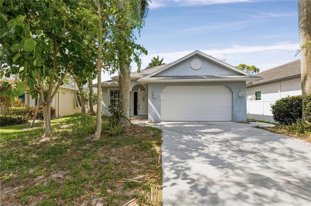 657 109th AVE N NAPLES, FL 34108