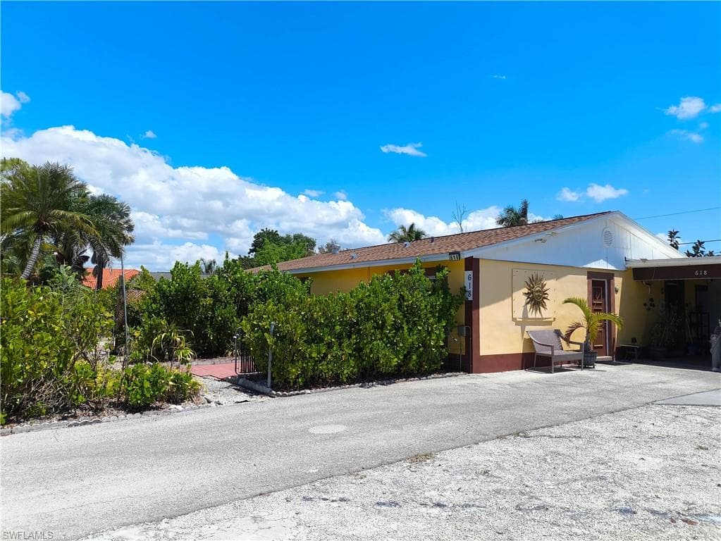 618 107th AVE N NAPLES, FL 34108