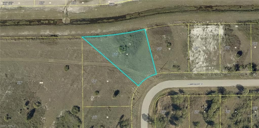 933 Commodore ST LEHIGH ACRES, FL 33974