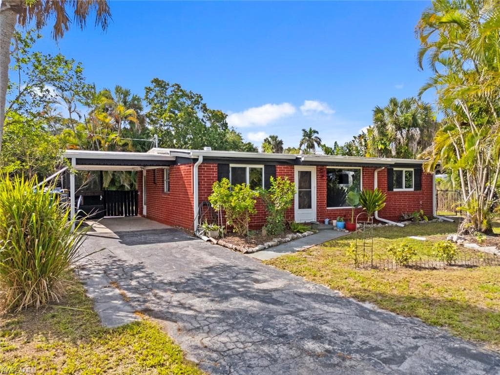 1363 Barbizon LN NAPLES, FL 34104