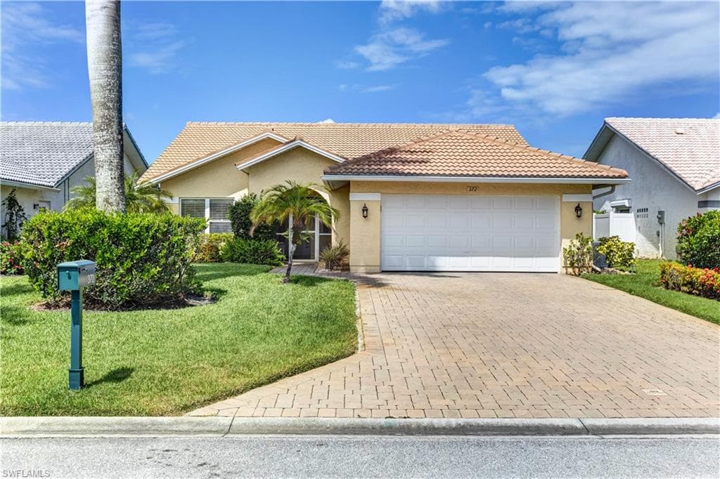 372 Fox Den CIR NAPLES, FL 34104