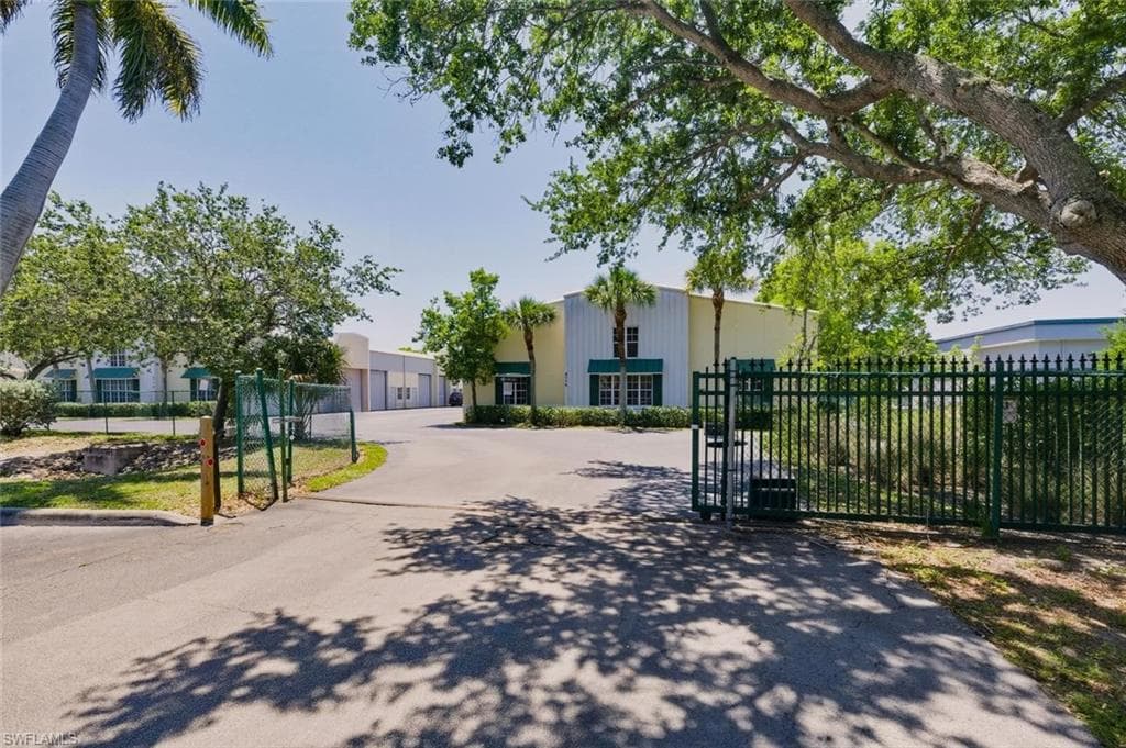 4776 Radio RD 101 NAPLES, FL 34104