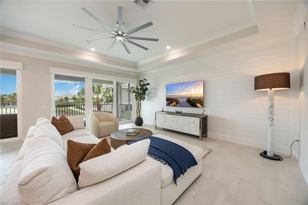 183 Indies DR E 202 NAPLES, FL 34114