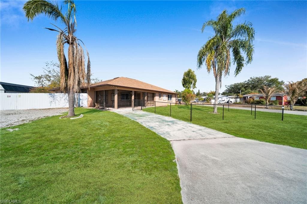 15 WILLOW ST LEHIGH ACRES, FL 33936