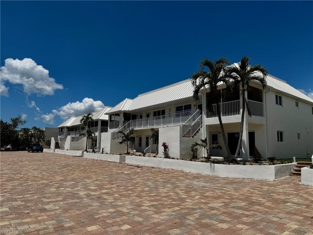 805 E Gulf DR B4 SANIBEL, FL 33957