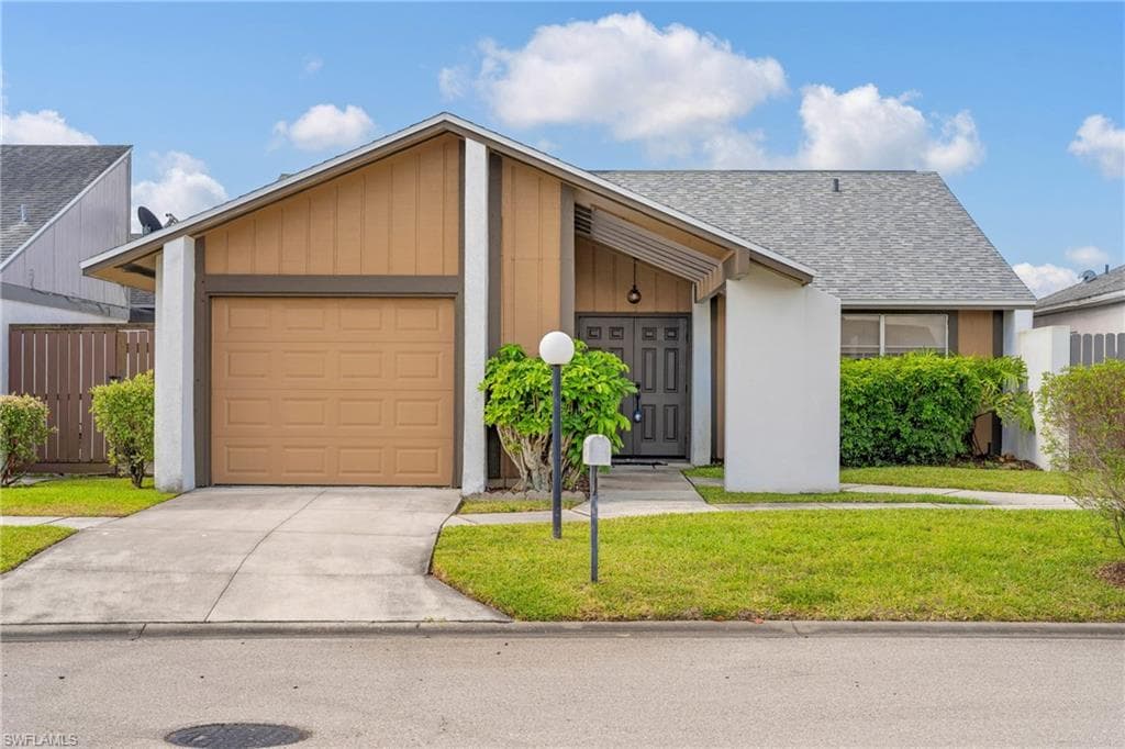 9712 Maplecrest CIR LEHIGH ACRES, FL 33936