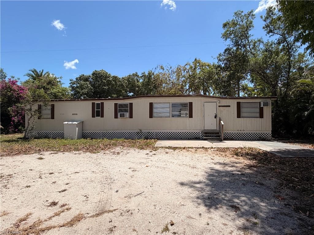 8205 Suncoast DR NORTH FORT MYERS, FL 33917