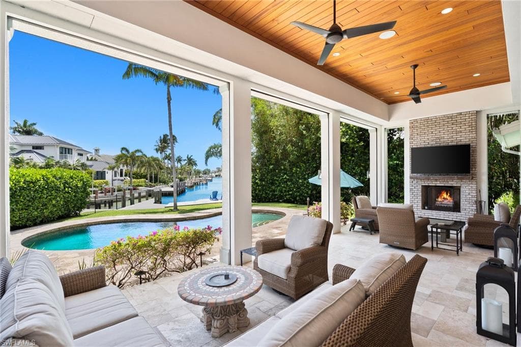 2201 Beacon LN NAPLES, FL 34103