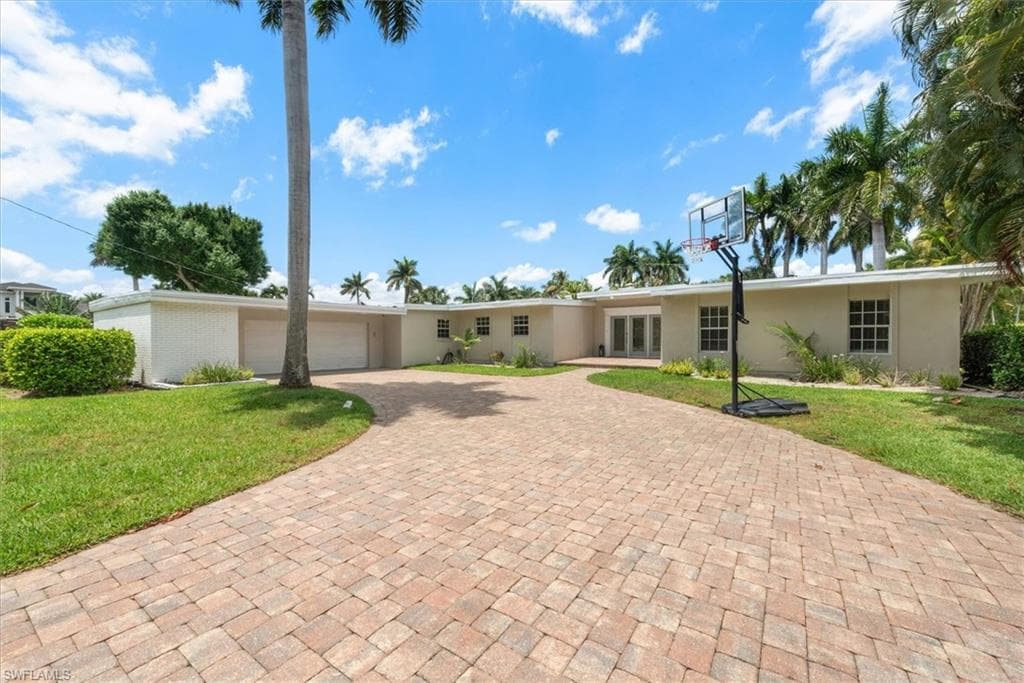 991 Aqua LN FORT MYERS, FL 33919