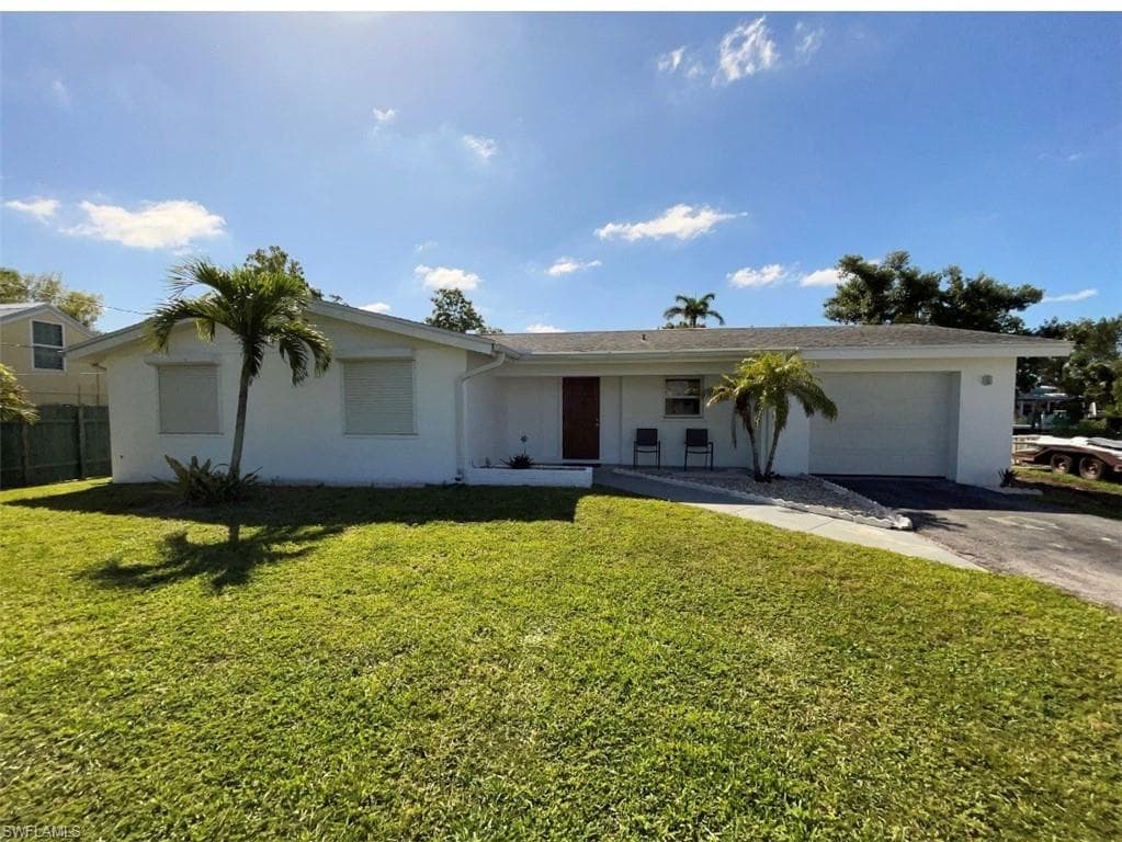 25 Estate DR NORTH FORT MYERS, FL 33917