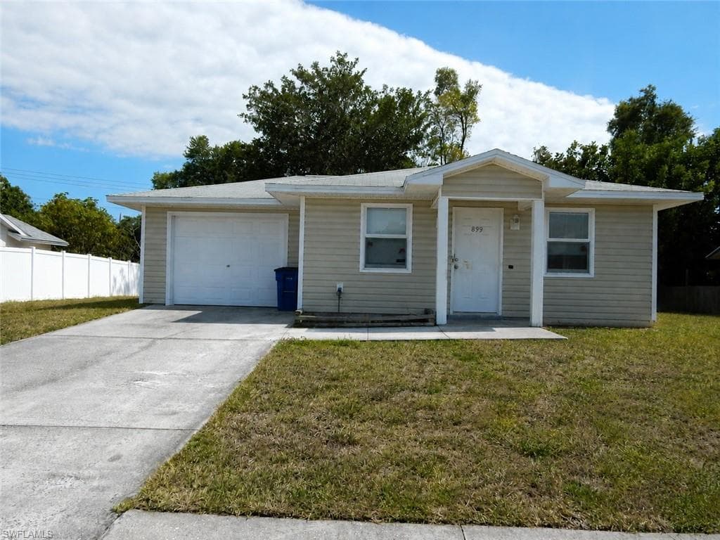 899 Ridgeway DR NORTH FORT MYERS, FL 33903