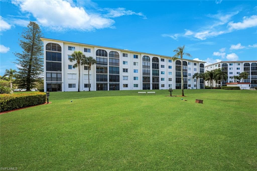 29 High Point CIR E 107 NAPLES, FL 34103
