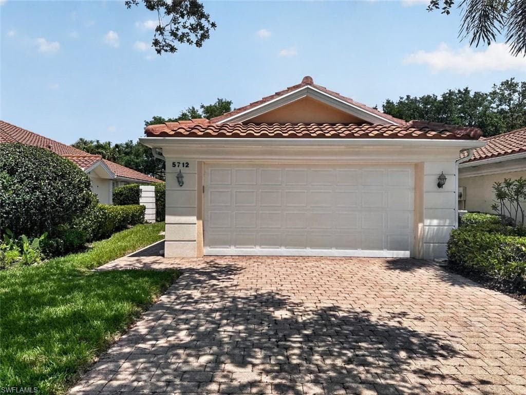 5712 Drummond WAY NAPLES, FL 34119