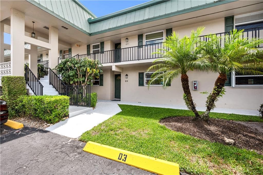 600 Valley Stream DR D3 NAPLES, FL 34113