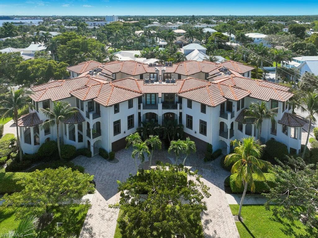 692 10th AVE S NAPLES, FL 34102