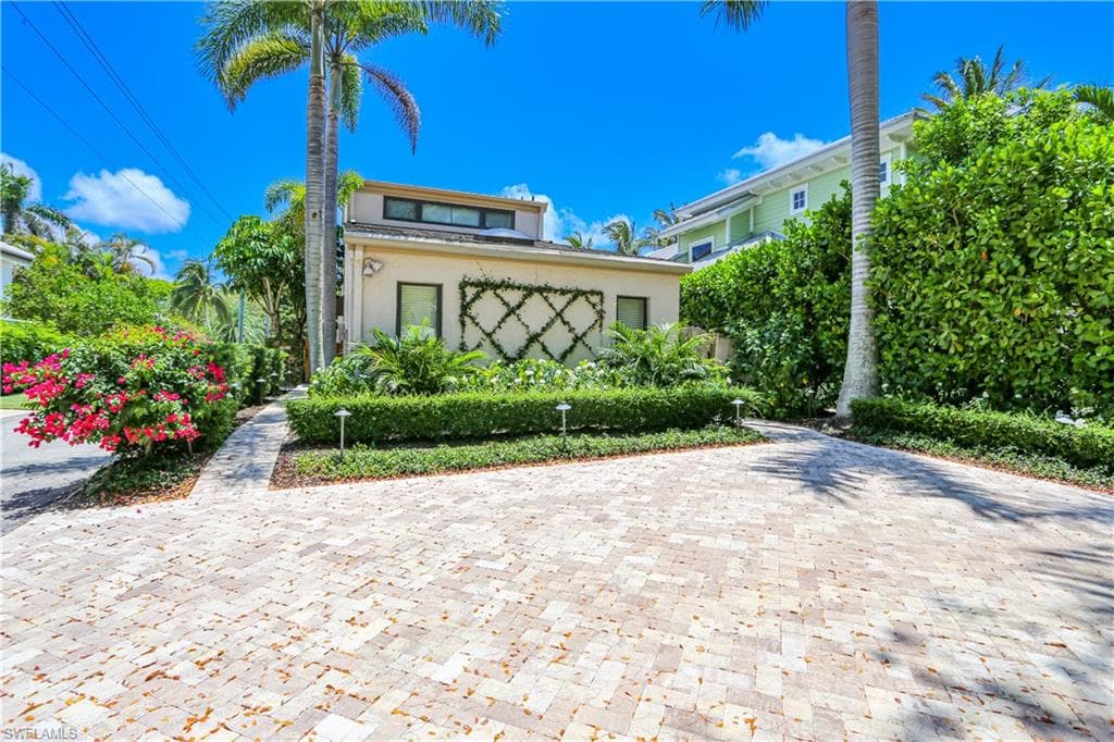 550 3rd AVE N NAPLES, FL 34102