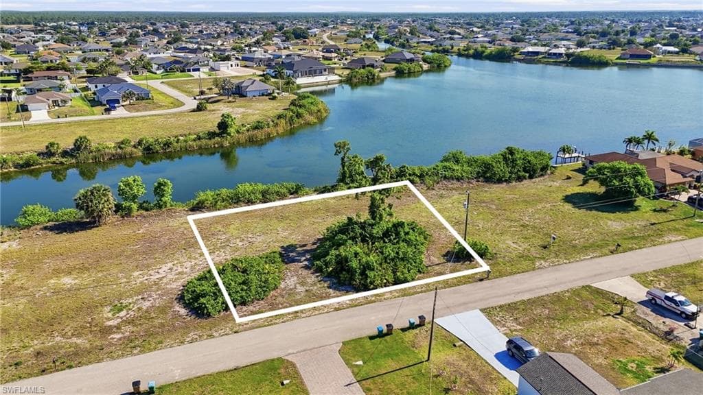 527 24th TER CAPE CORAL, FL 33993