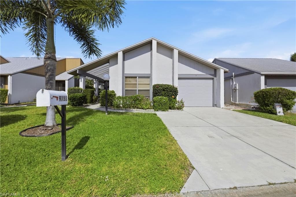 9753 Maplecrest CIR LEHIGH ACRES, FL 33936