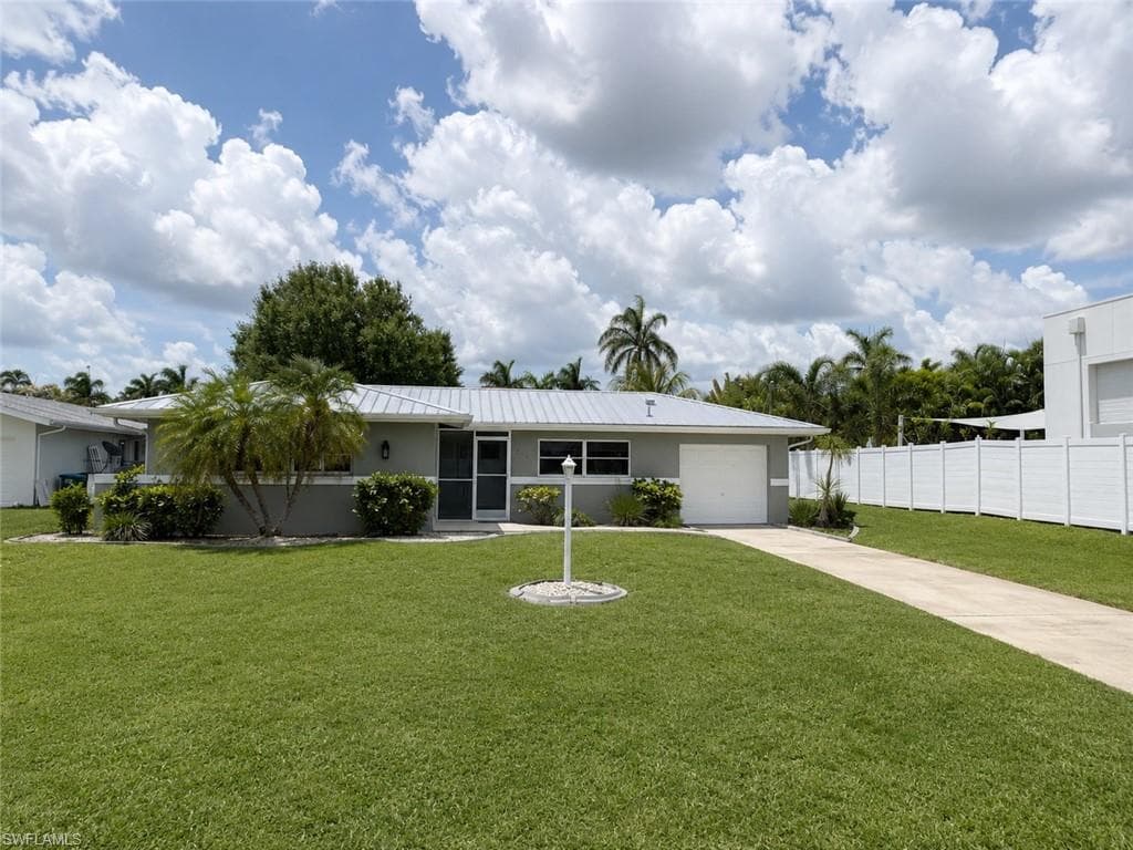 912 Dolphin DR CAPE CORAL, FL 33904