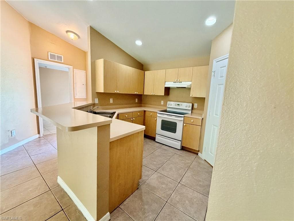 635 Hawthorne AVE S LEHIGH ACRES, FL 33974