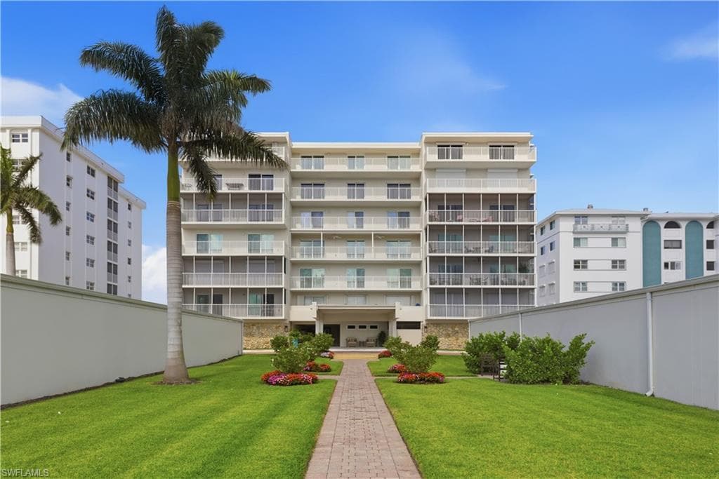 1977 Gulf Shore BLVD N 306 NAPLES, FL 34102