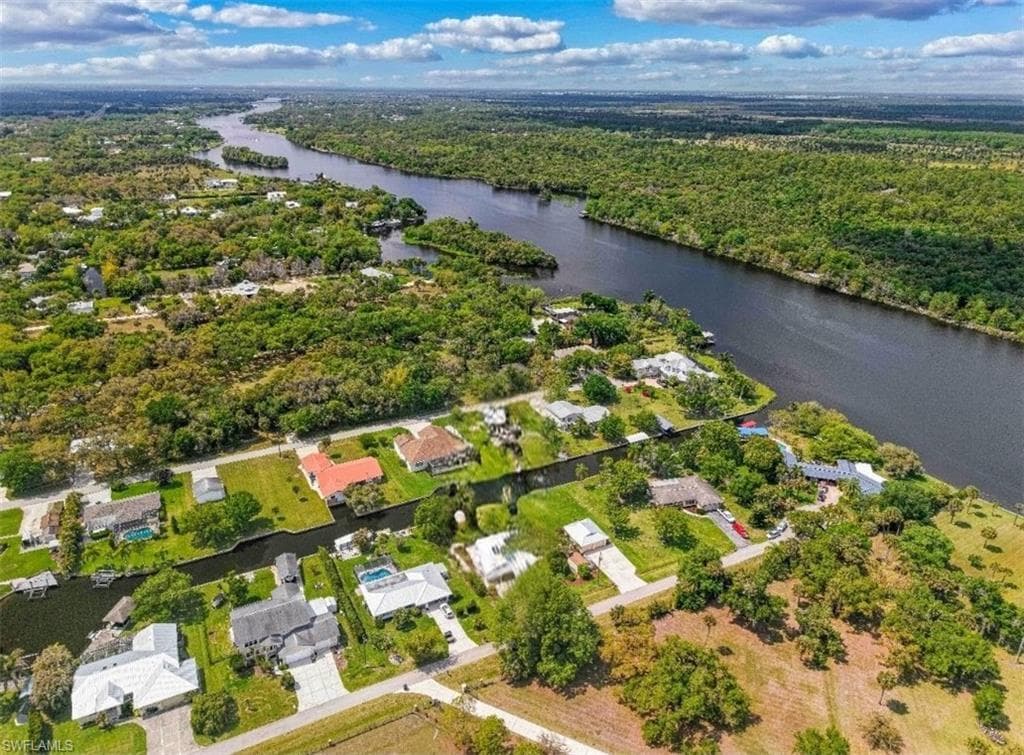 1870 Oak DR ALVA, FL 33920