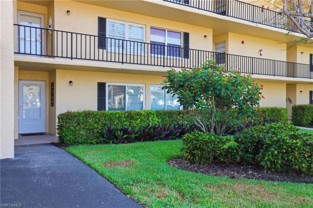 1086 Forest Lakes DR 106 NAPLES, FL 34105