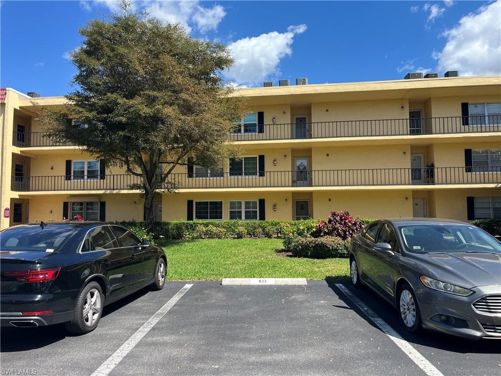 1085 Forest Lakes DR 8202 NAPLES, FL 34105