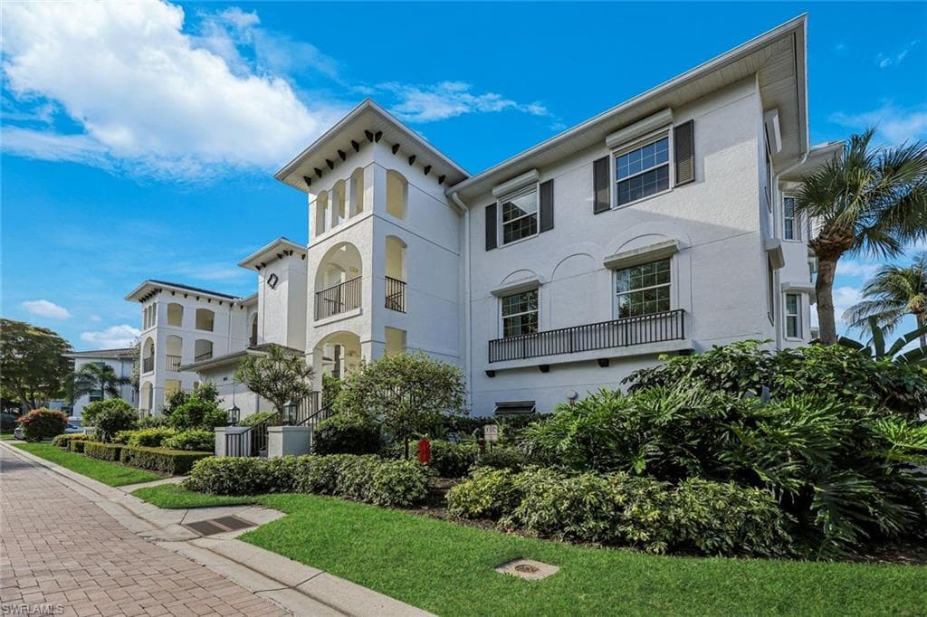 805 Bentwater CIR 104 NAPLES, FL 34108