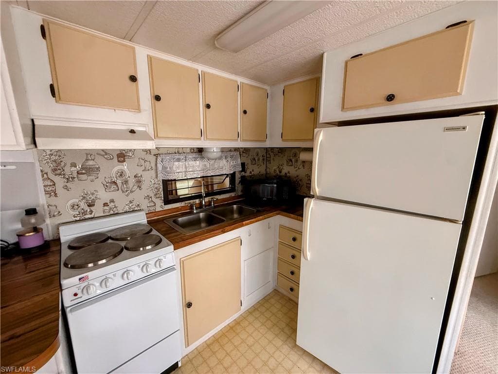15 Fountain View BLVD NORTH FORT MYERS, FL 33903