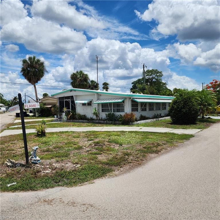 136 Amber AVE NORTH FORT MYERS, FL 33917