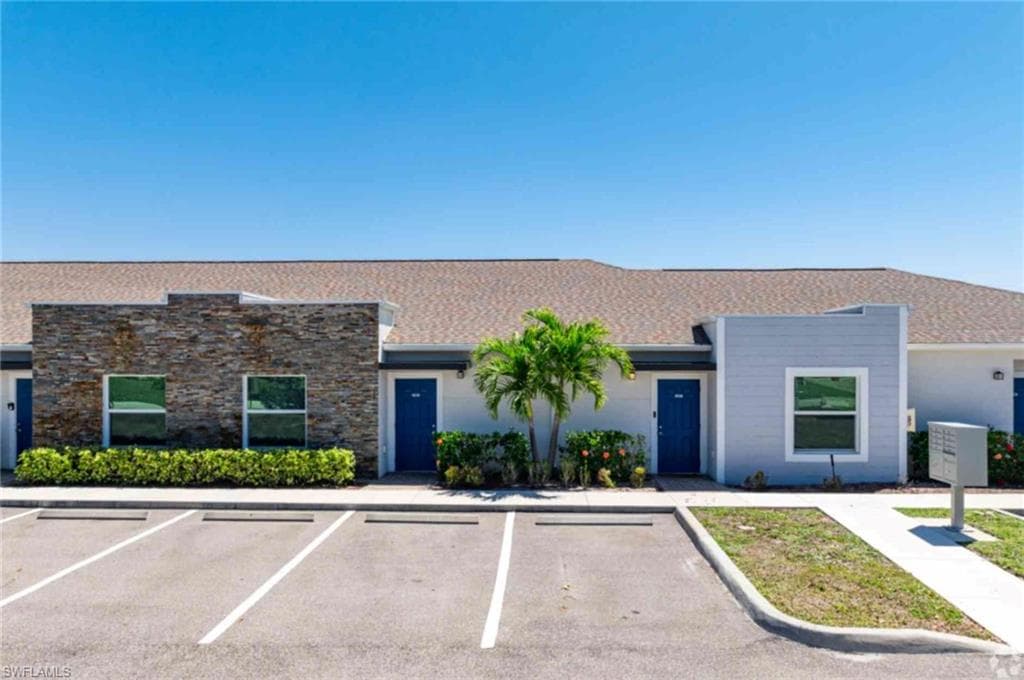 3409 SW 8th PL 105 CAPE CORAL, FL 33914