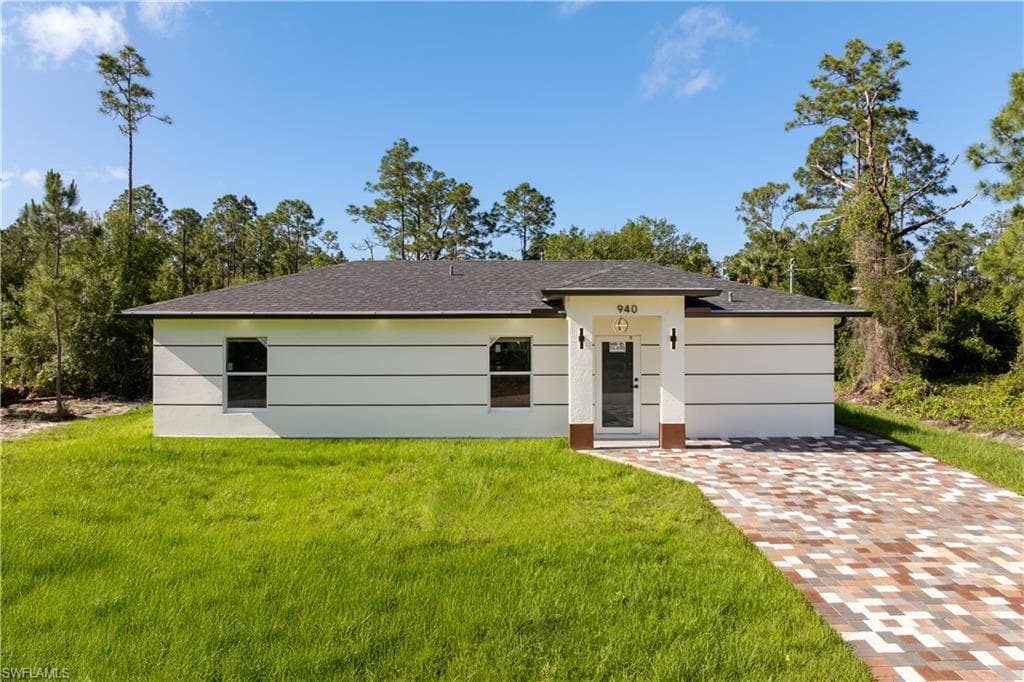 940 Berg ST E LEHIGH ACRES, FL 33974